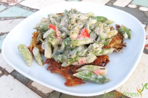 Vegetarisches Rezept: Süßkartoffelrösti und grüner Spargel