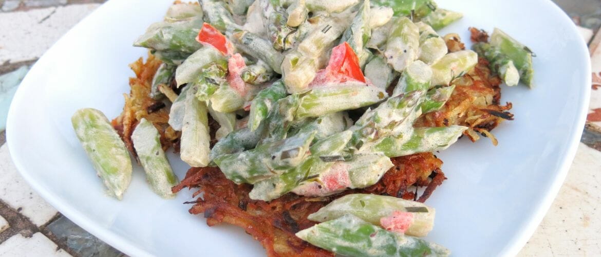 Vegetarisches Rezept: Süßkartoffelrösti und grüner Spargel
