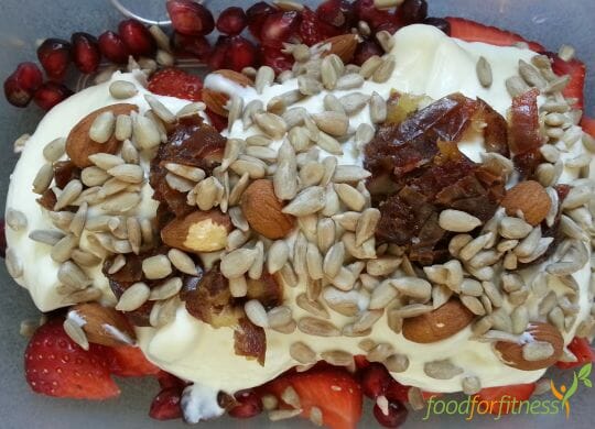Frühstück mit viel Obst und knackigen Samen.