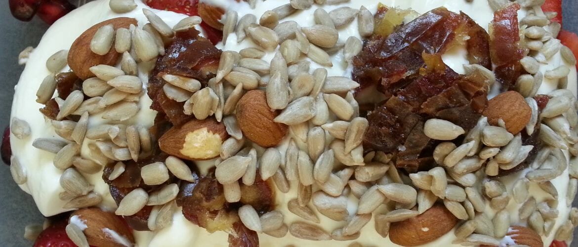 Frühstück mit viel Obst und knackigen Samen.