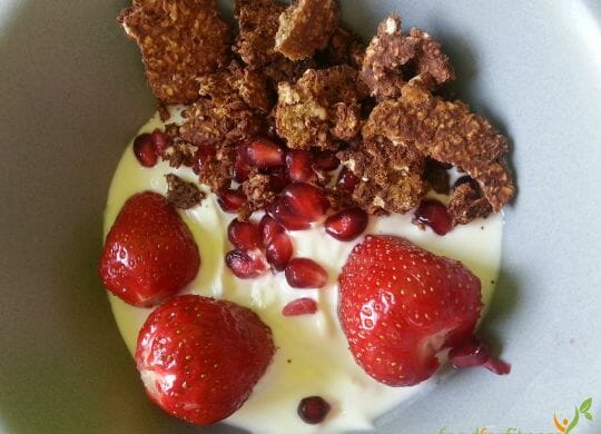 Knuspermüsli mit Früchten und Joghurt.