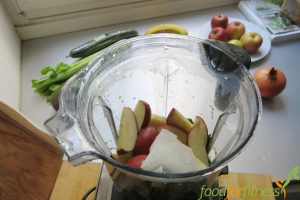 Apfel, Petersilie, Eis. Fertig ist der Smoothie