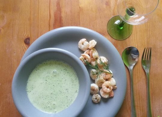 Kalte Gurkensuppe und warme Shrimps.