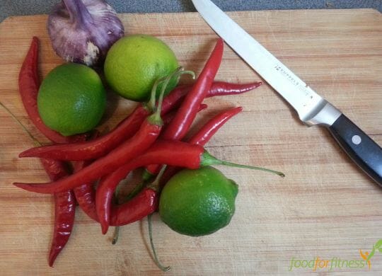 Mit nur wenigen Zutaten Sambal Oelek seöber machen.