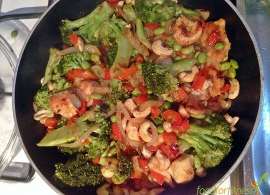 Gesundes Cashew Hühnchen mit viel Gemüse