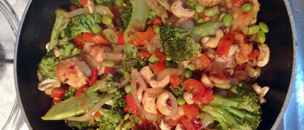 Gesundes Cashew Hühnchen mit viel Gemüse