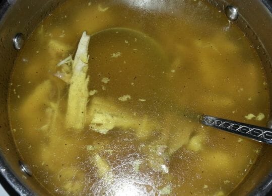 Hühnerbrühe selber machen - einfach und lecker.