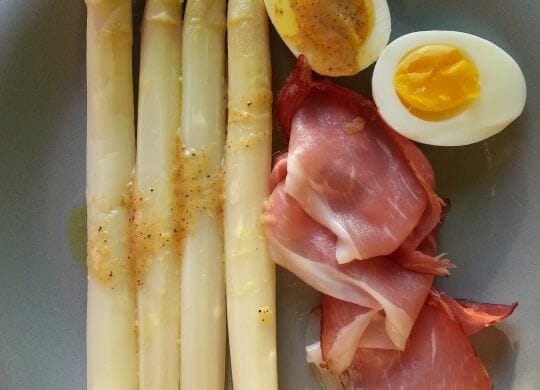Leckeres Spargelrezept mit Ei und Schinken.