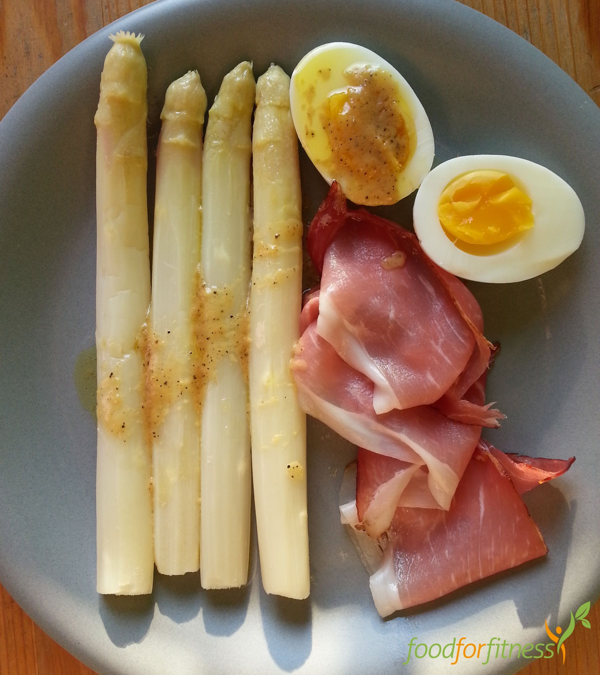 Gesundes Spargelrezept mit rohem Schinken und Ei