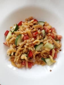 Pätzle mit Gurke und Tomate