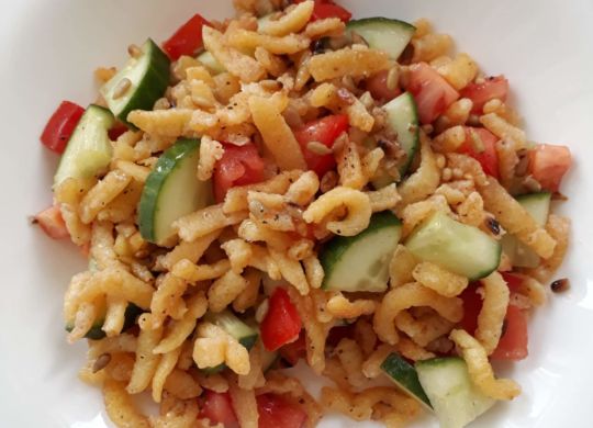 Pätzle mit Gurke und Tomate